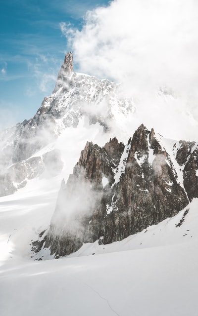 雪覆盖的山
